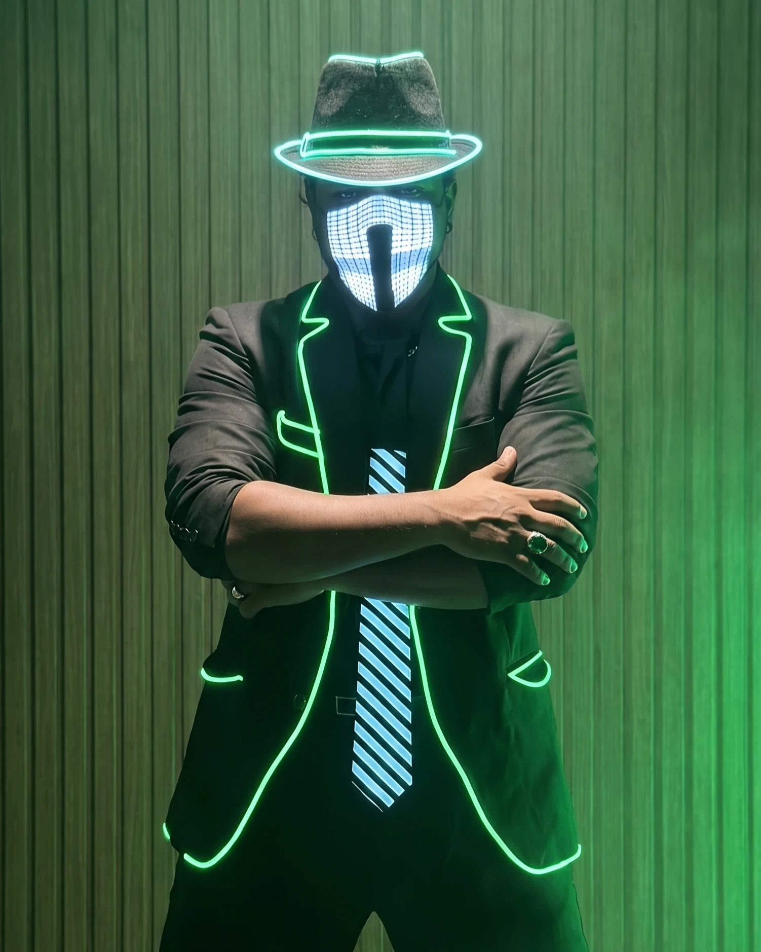 Germán Aquino bailarín con traje de luces LED para shows, fiestas y eventos